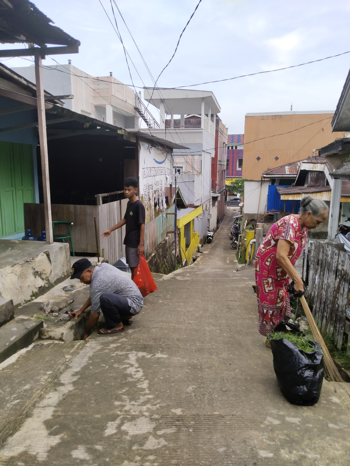 Bersihkan lingkungan wilayah RT 45