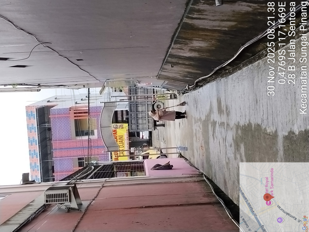 Bersihkan lingkungan wilayah RT 45