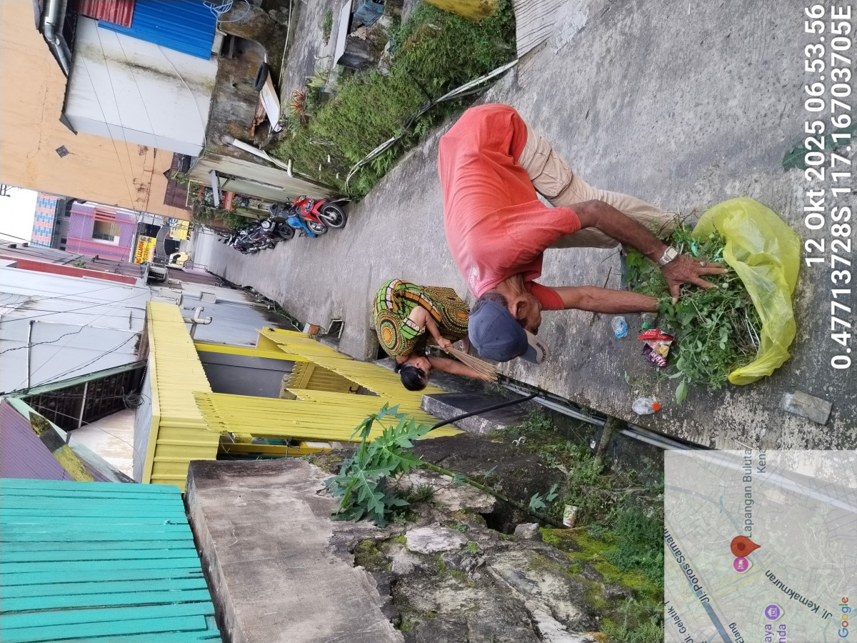 Bersihkan lingkungan dan cek kesehatan warga RT 45