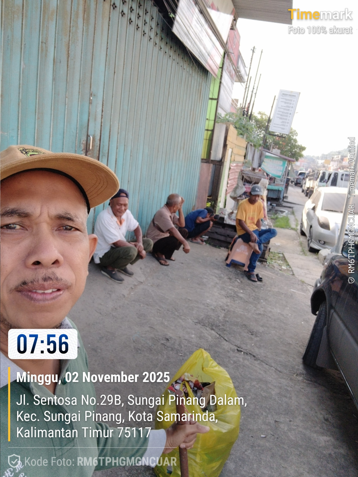 Bersihkan jalan di lingkungan RT 45