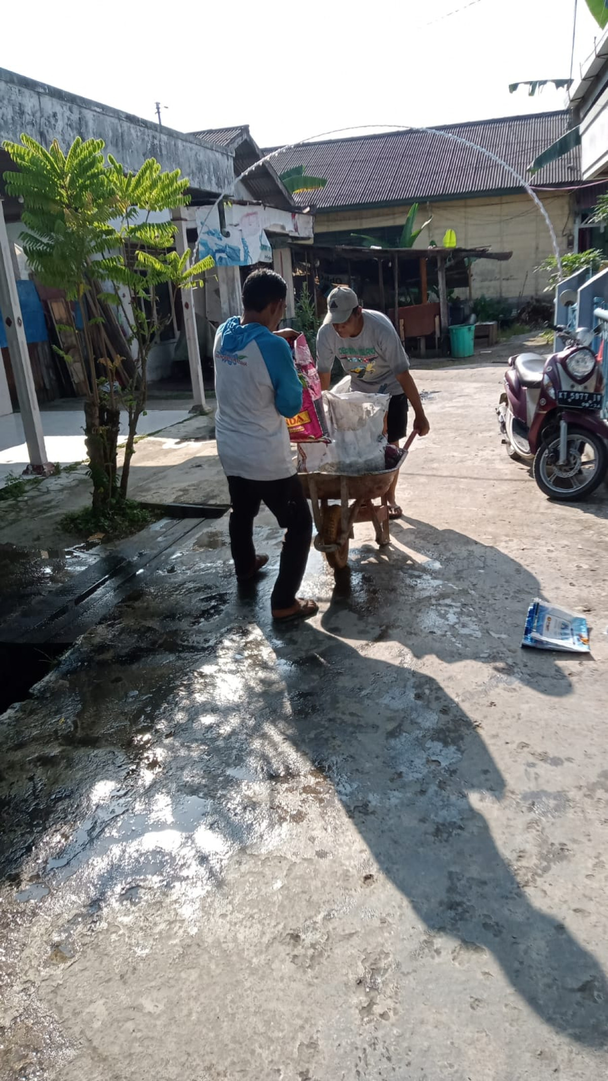 Kerja bakti membersihkan parit