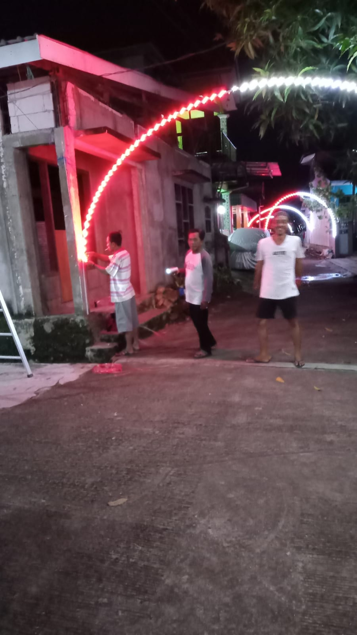 Pemasangan lampu hias