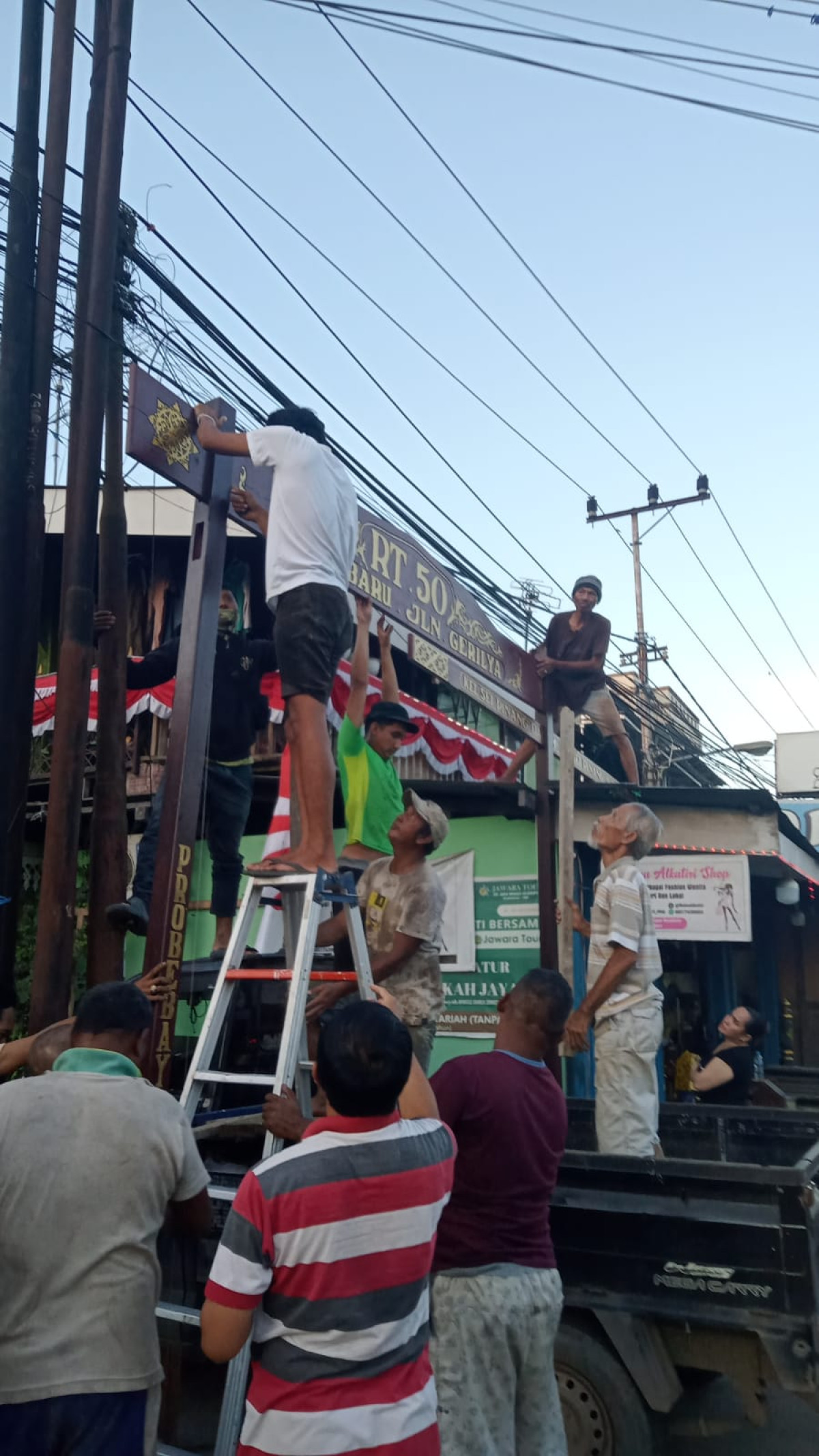 Gotong Royong Memasang Gapura
