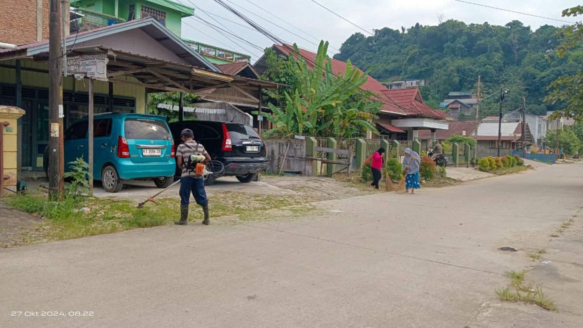 pemotongan rumput dan sampah plastik