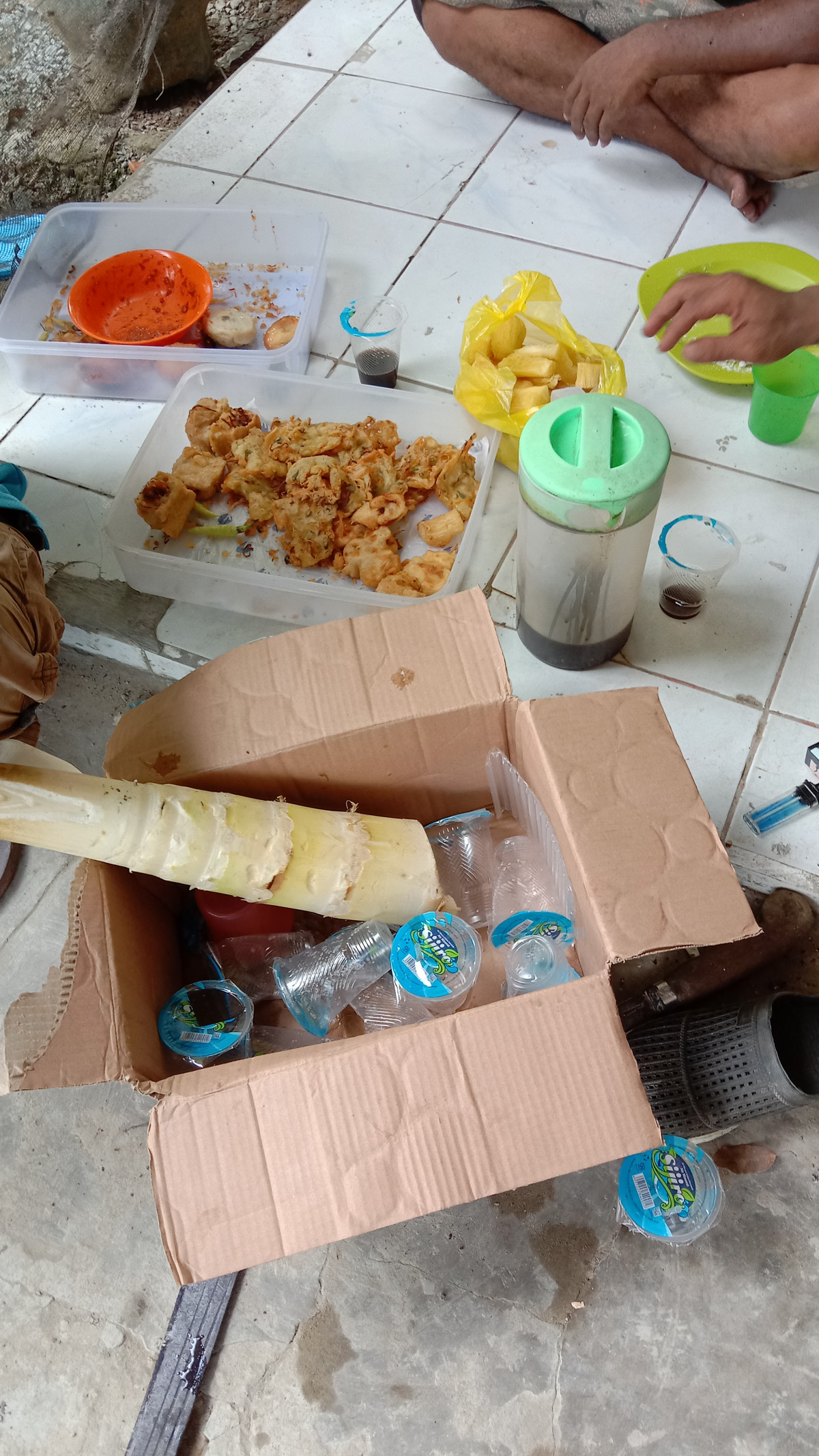 Gotong royong membersihkan parit