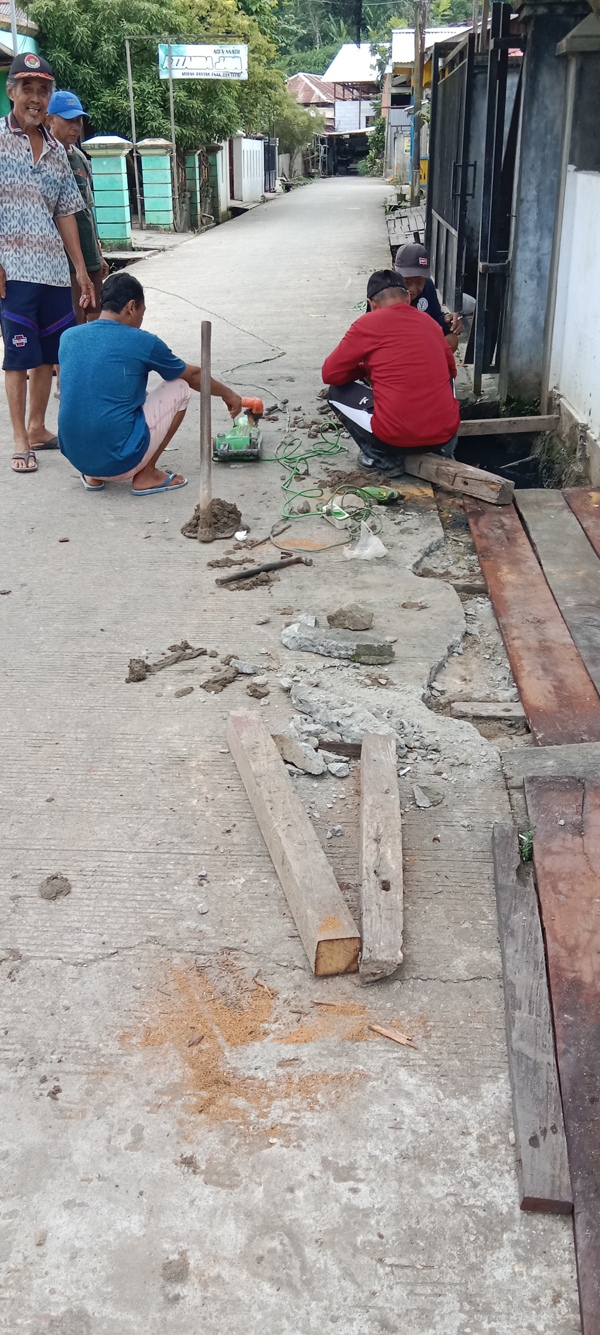 Pemasangan tutup paret posyandu