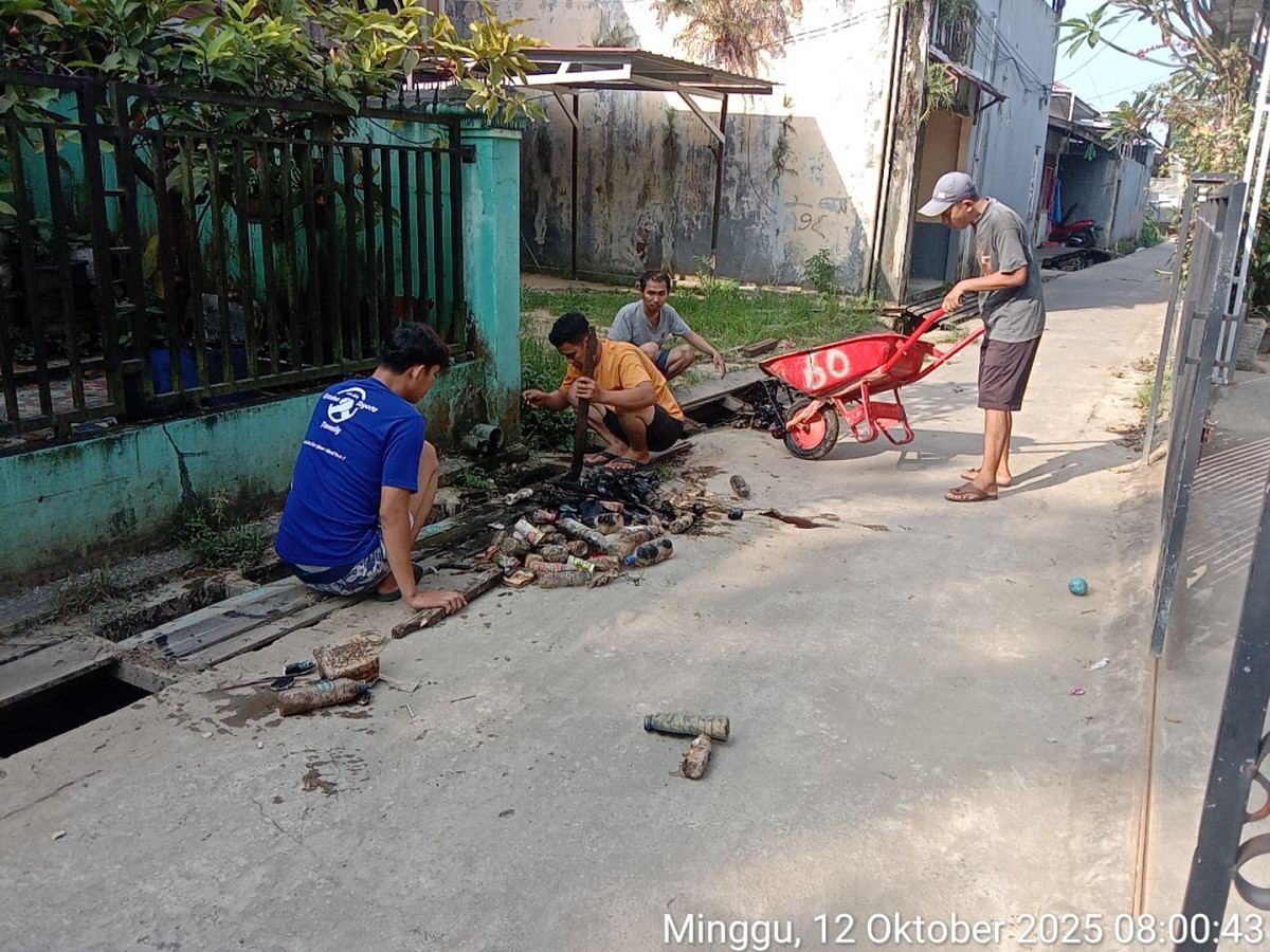 Membersihkan lingkungan dan parit