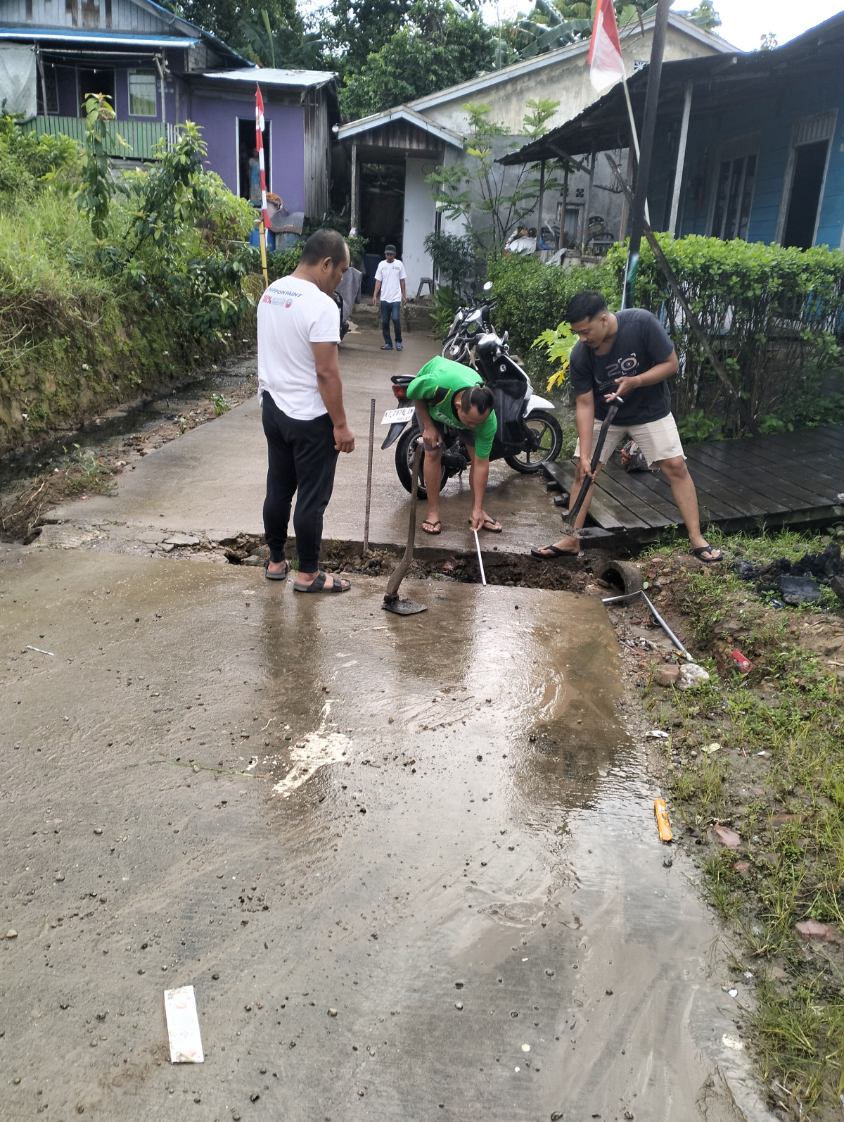 Pembuatan jembatan kecil dilorong Borneo 4