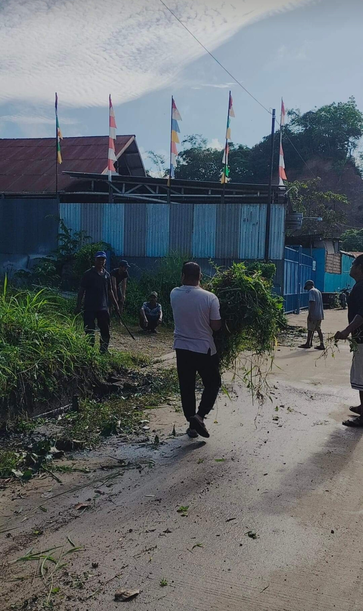 Membersihkan drainase dan lingkungan