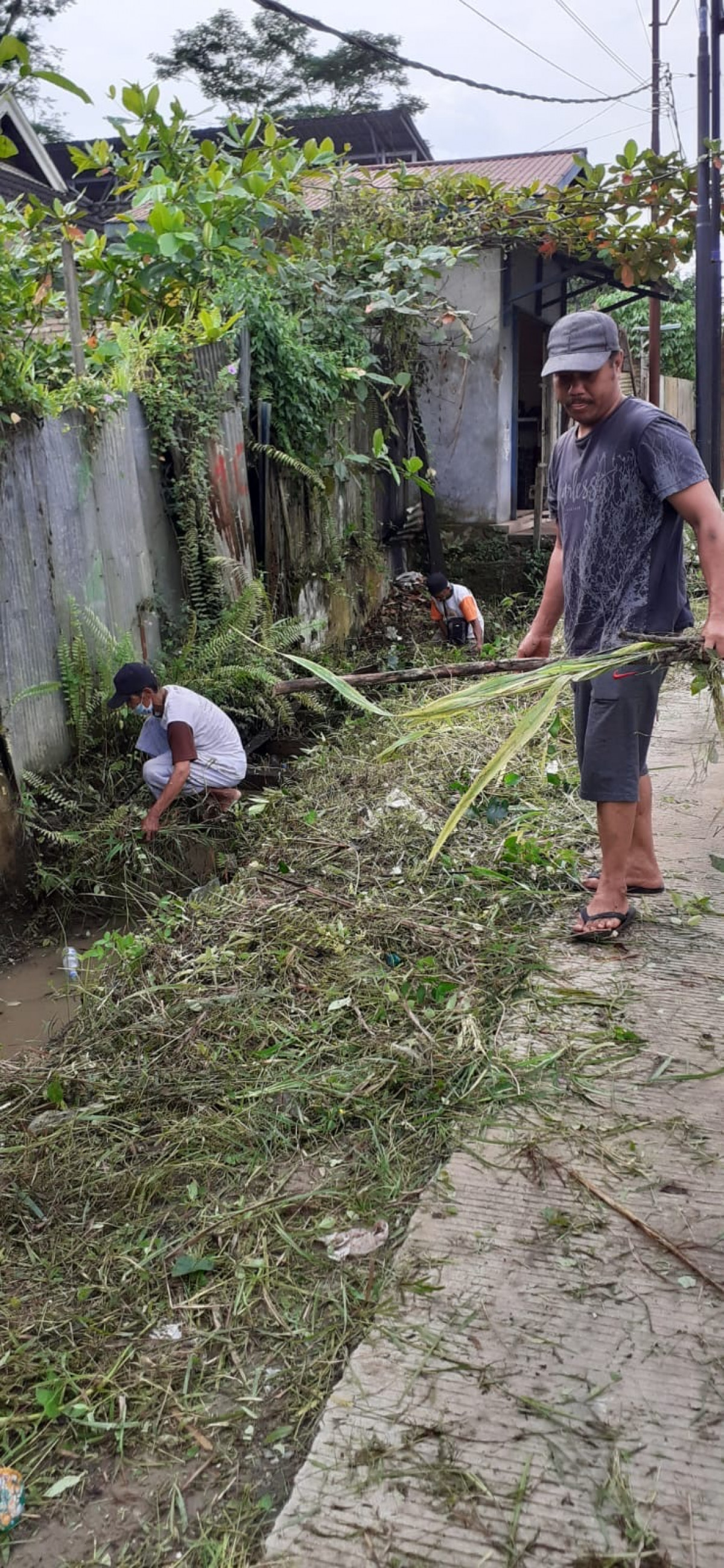 Membersihkan parit dan dahan pohon