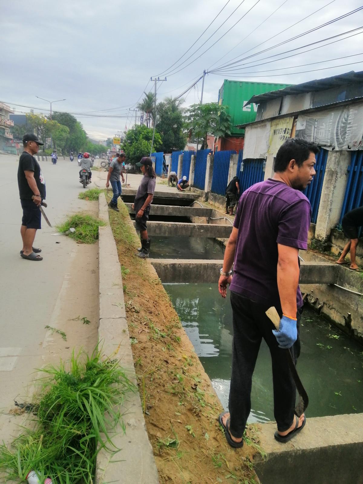 Kegiatan kerja bakti membersihkan area drainase di sepanjang Jalan D. I. PANJAITAN RT. 69