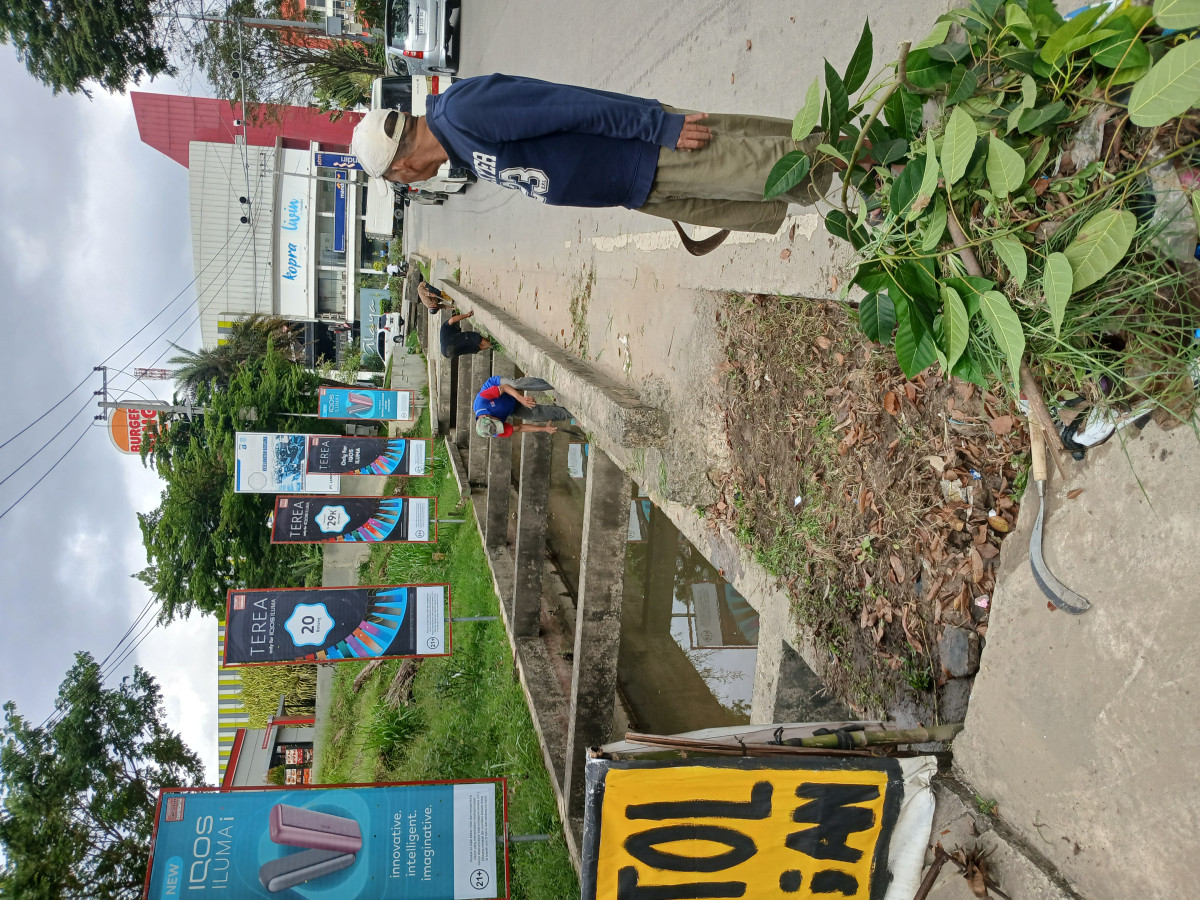 Membersihkan pinggir jalan ,dan parit jalan di Panjaitan