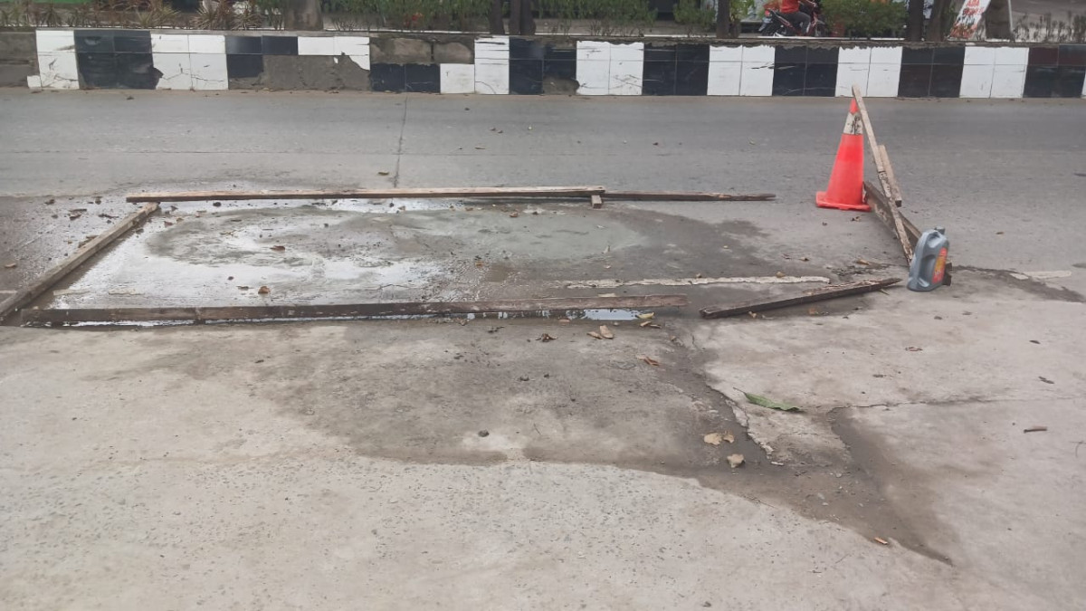 Cor jalan berlubang