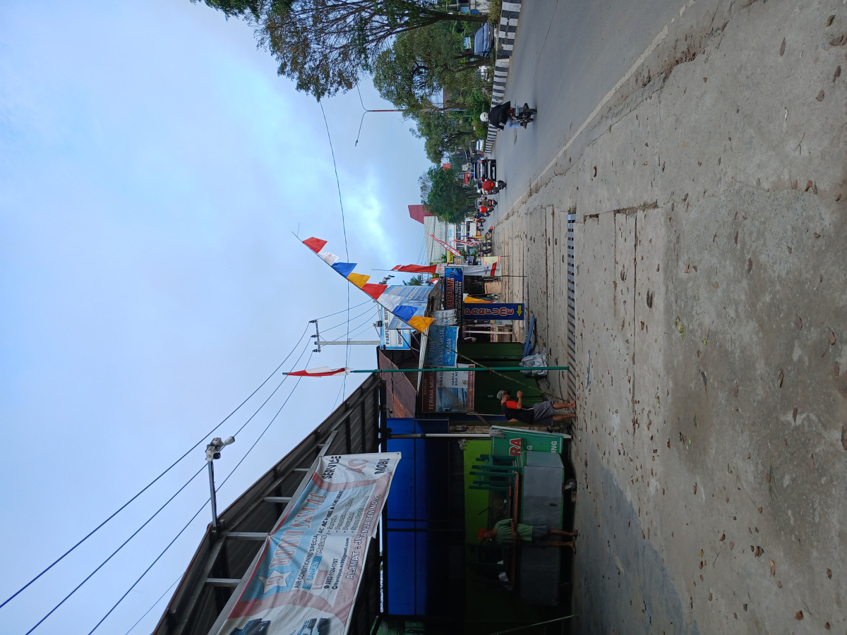 Kerja bakti pasang bendera Kemerdekaan