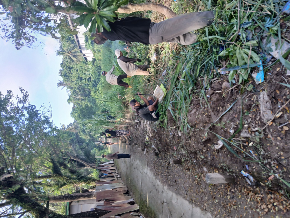 Membersihkan jalan kubur