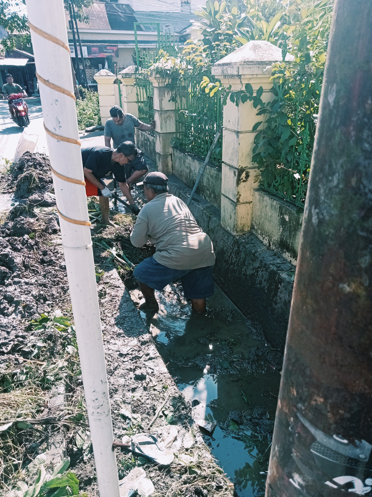 Gotong royong bulanan RT 73