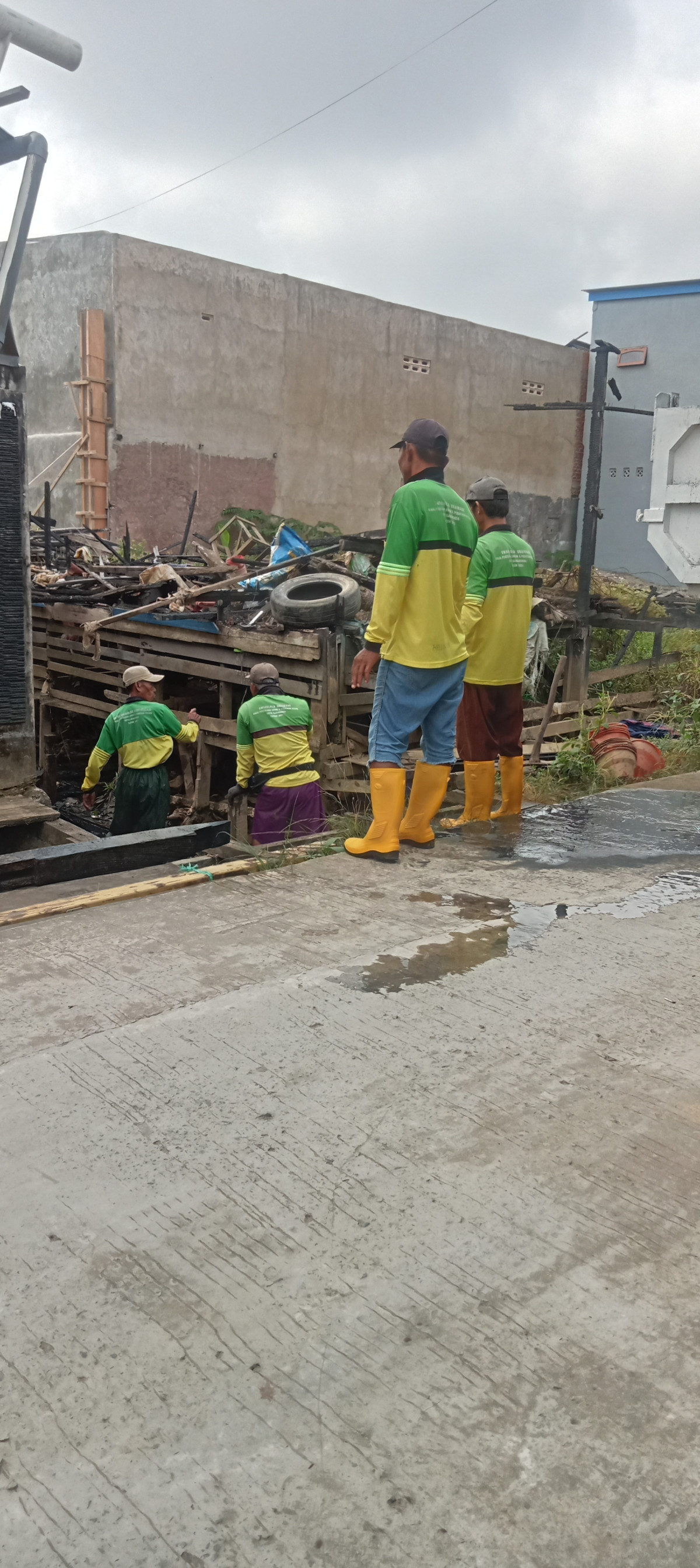 Gotong royong warga RT 73