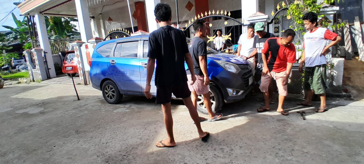 Gotong royong warga RT 73