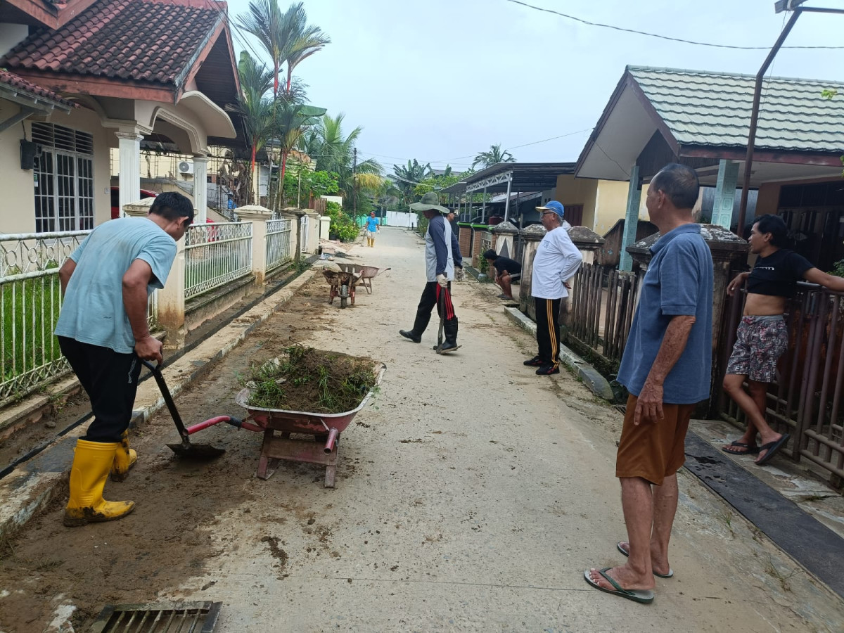 Gotong royong warga RT 73