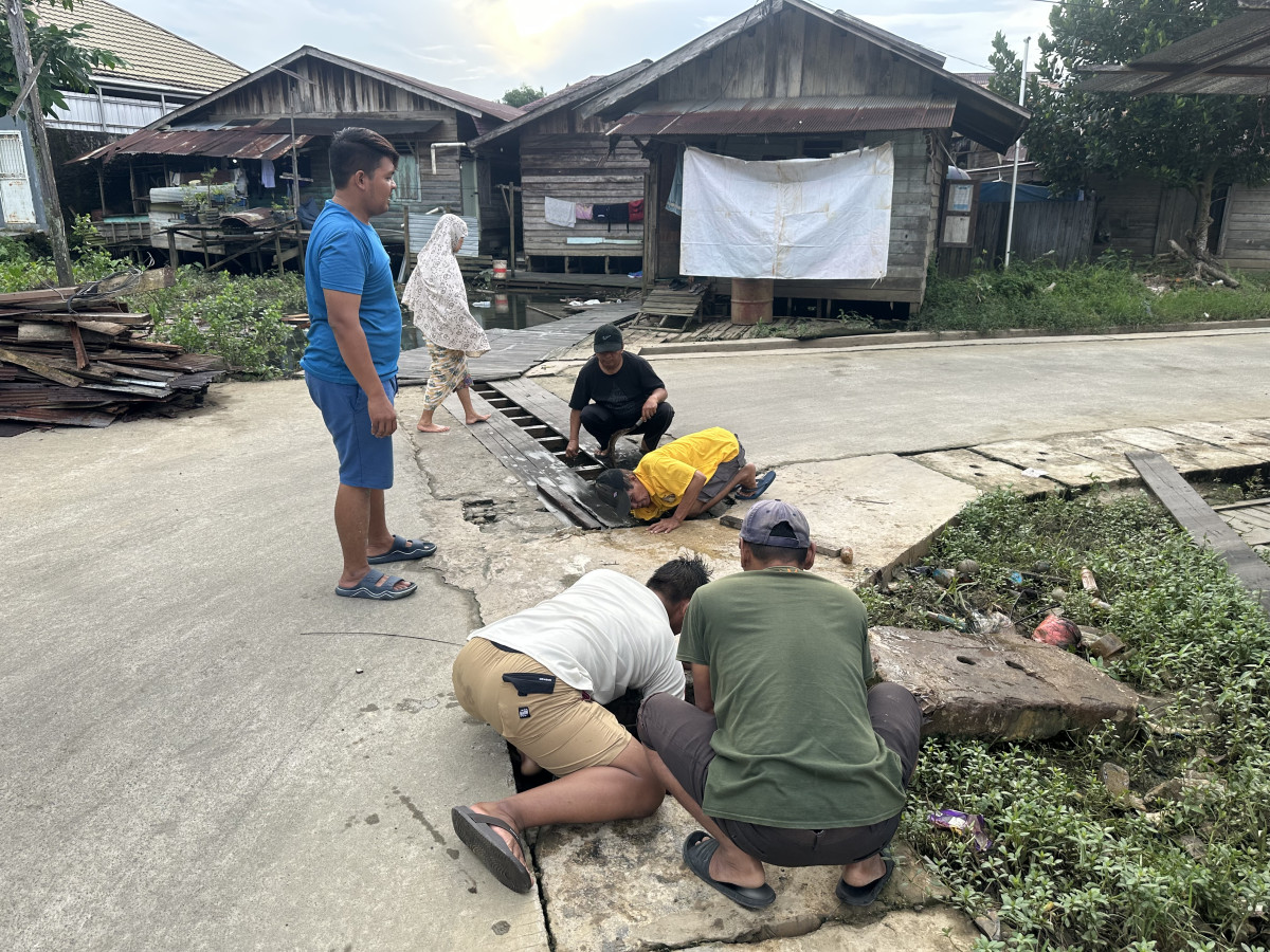 Kerja bakti bersama warga