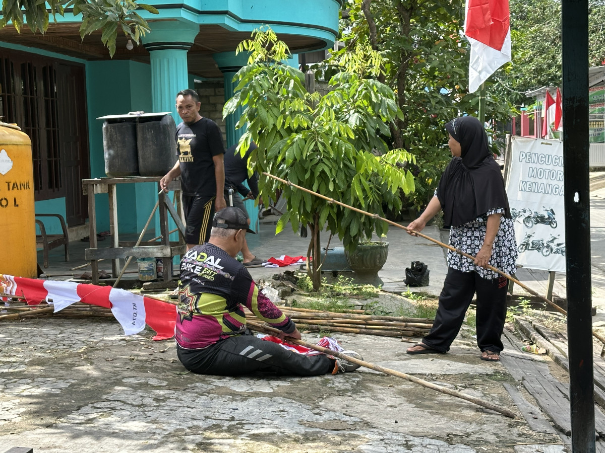 Kerja bakti pemasangan umbul umbul