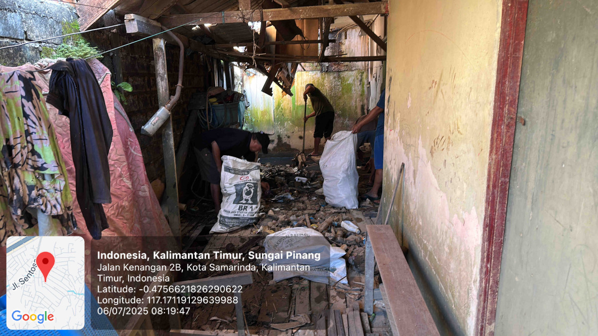Membersihkan sampah yg yangkut di rmh