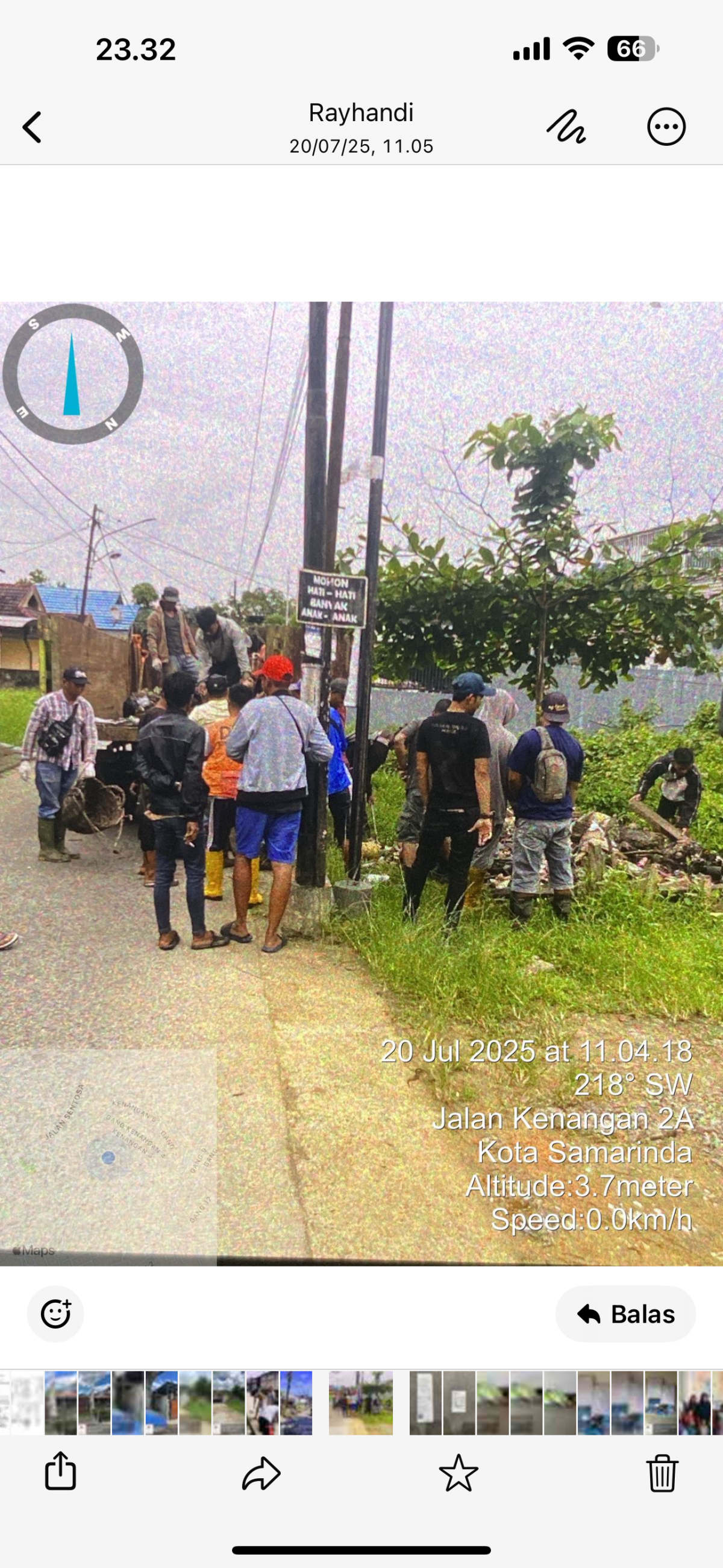 Membersihkan sampah di jembatan kenangan 3