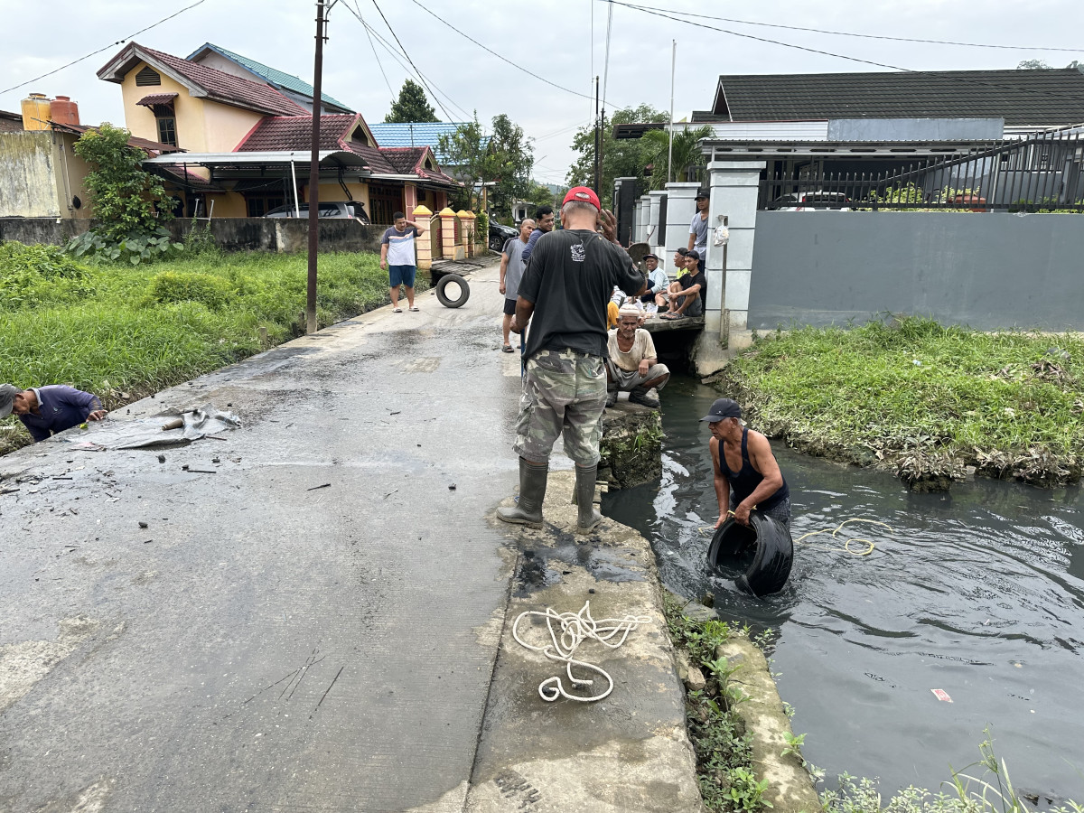 Kerja bakti di lingkungan masing-masing