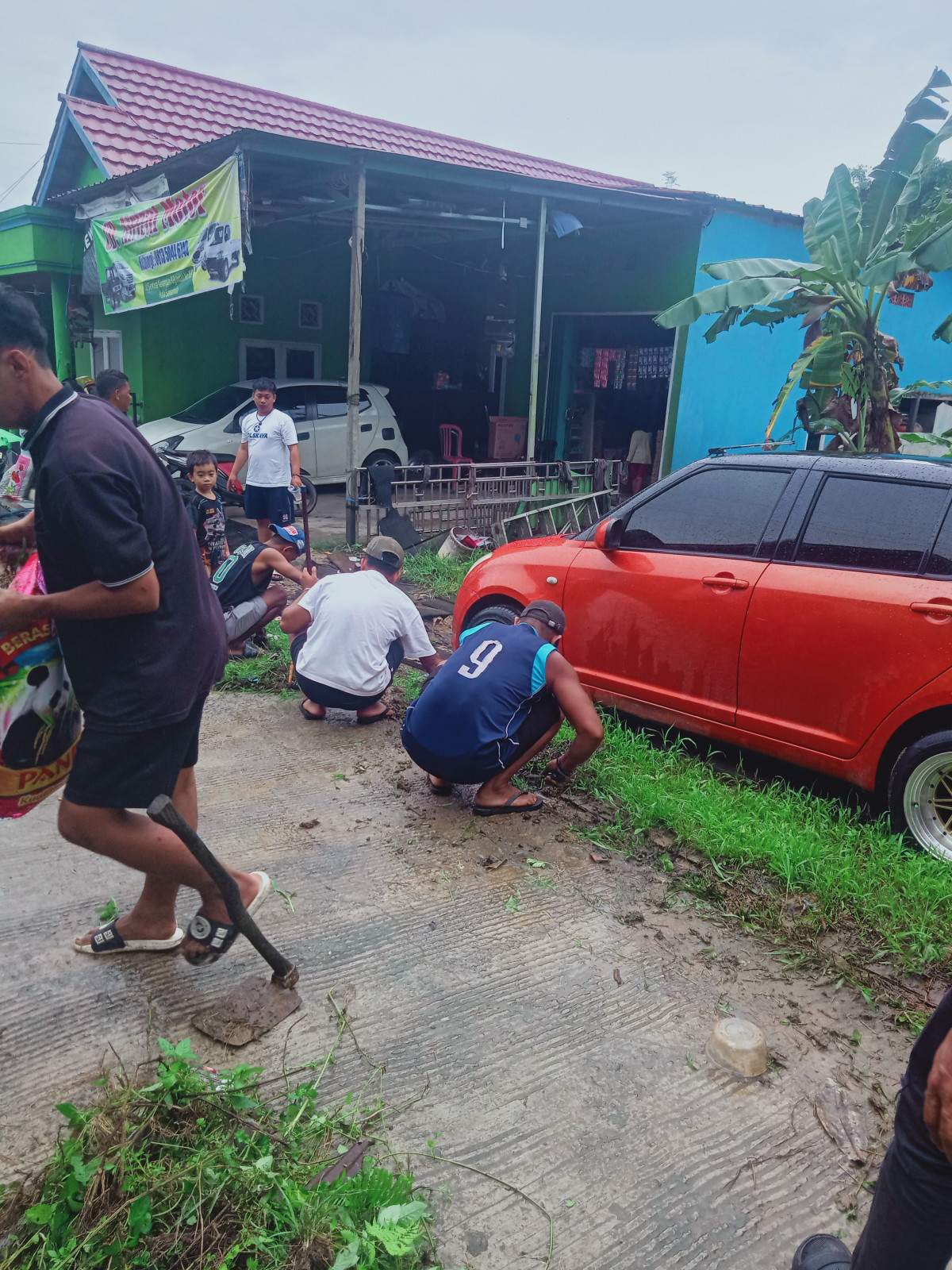 Kegiatan kerja bakti di kenangan 9 pembersihan saluran parit dan semak seamk