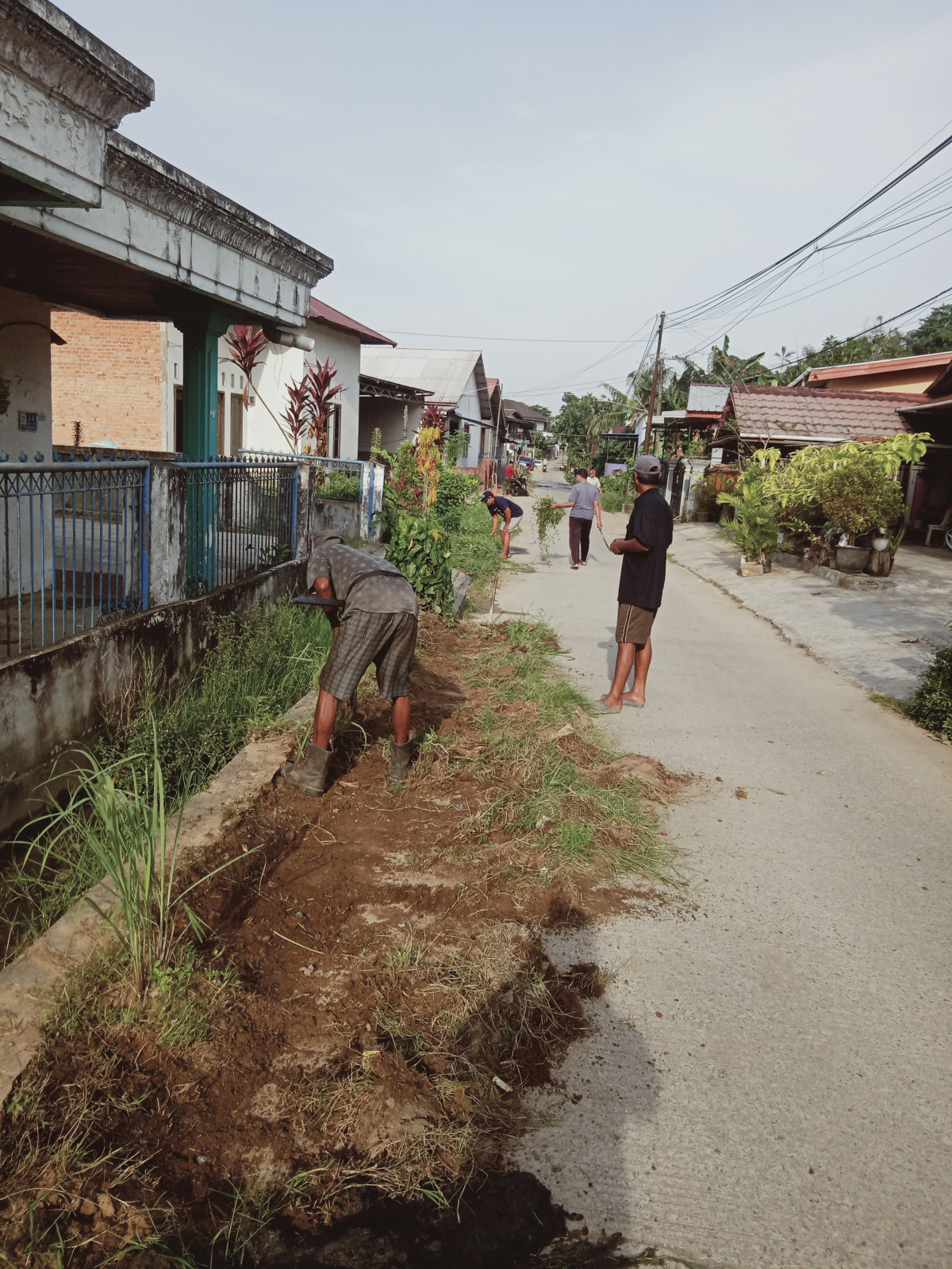 Pembersihan parit dan semak semak