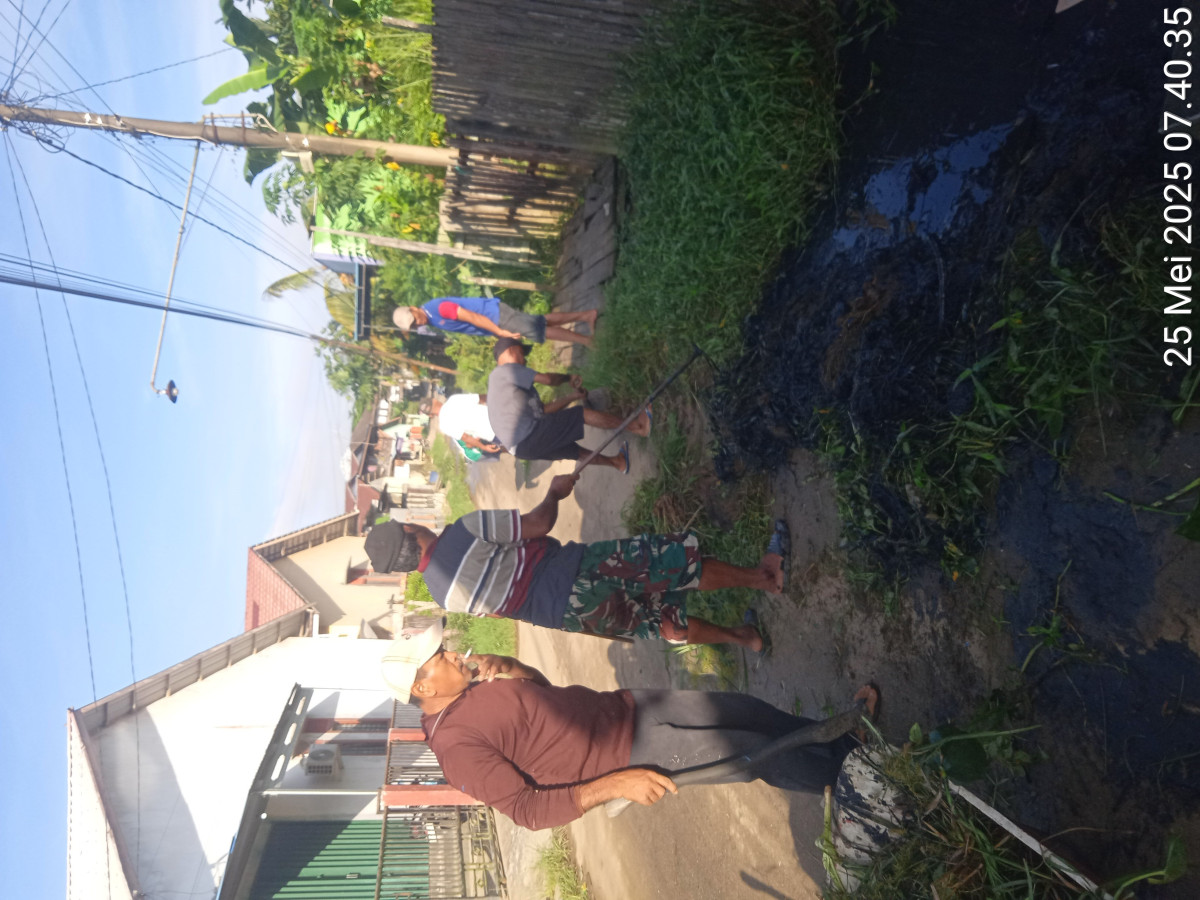 Pembersihan rumput dan saluran parit