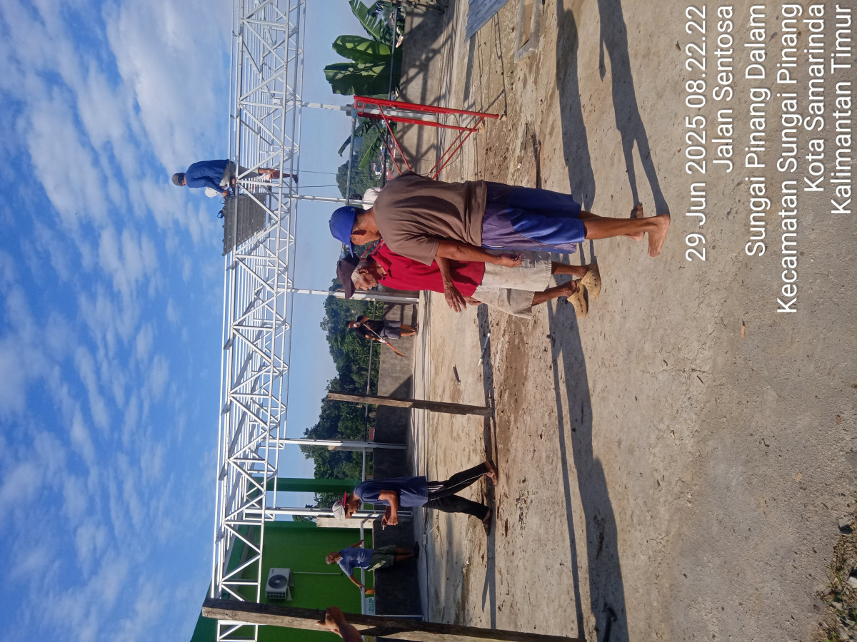 Pemasangan atap parkiran masjid Baiturahman