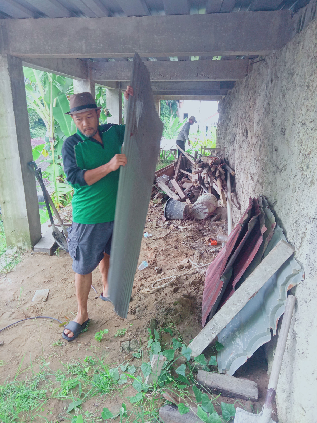 Pembuatan gudang RKM RT 75