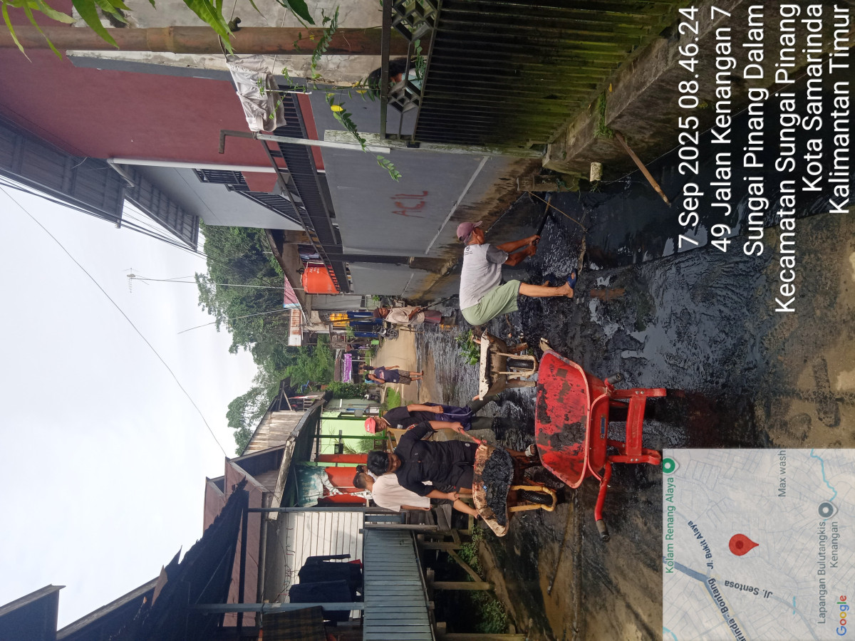 Membersikan saluran parit di kenangan 8