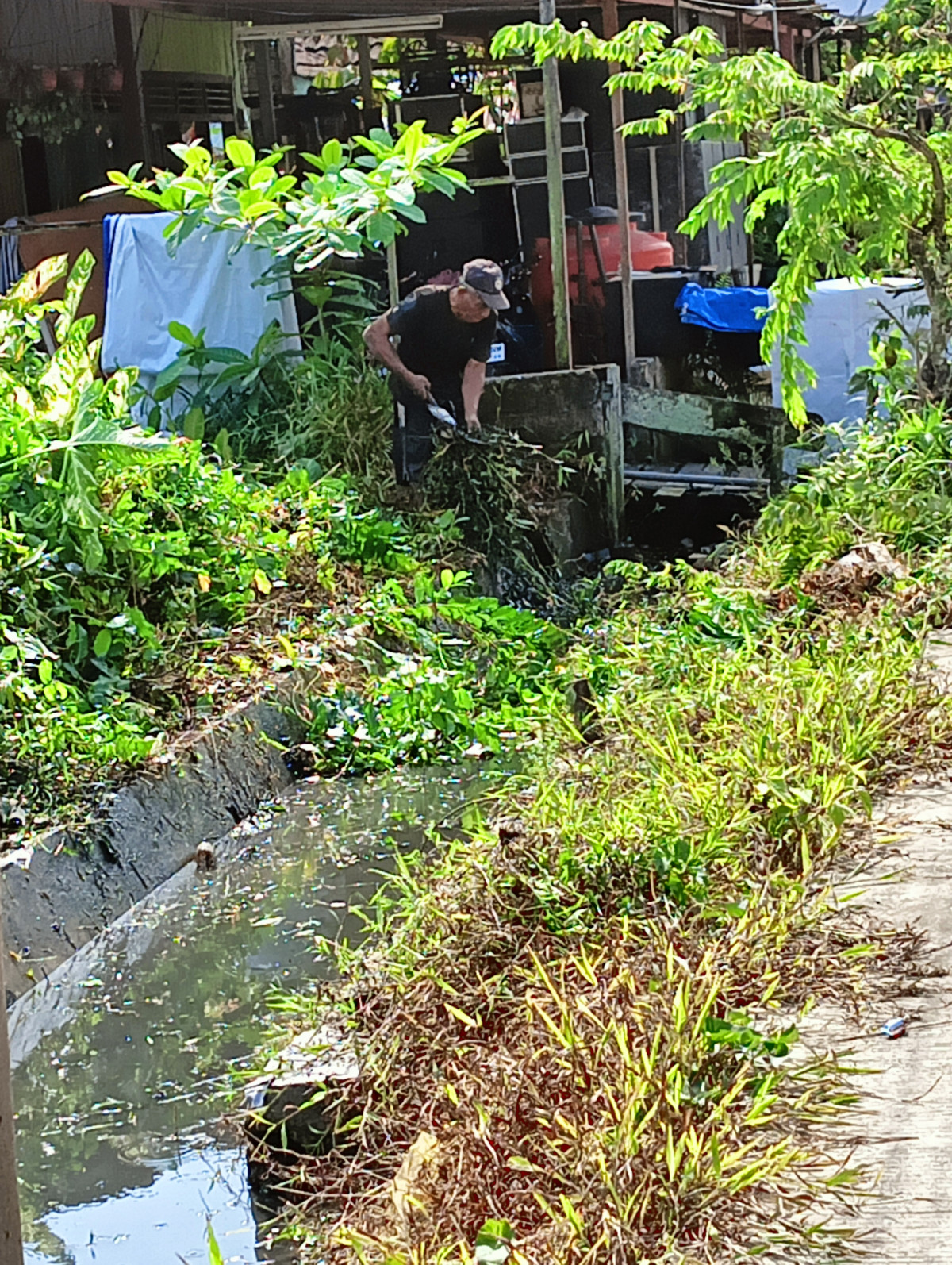 Gotong Royong Pembersihan Parit dan Pemasangan Umbul-Umbul 17.an