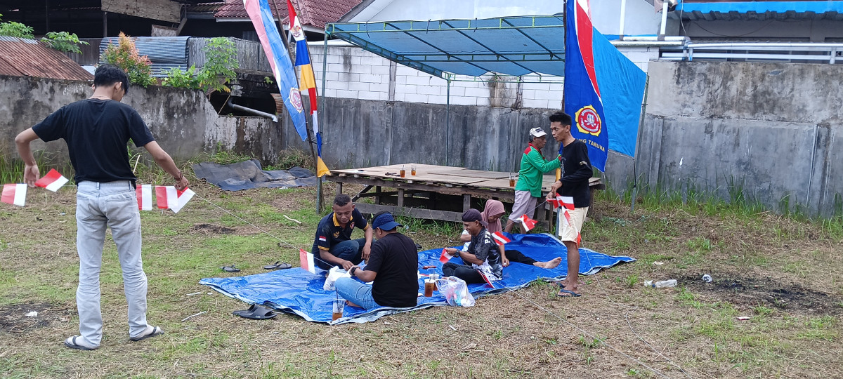 Gotong Royong Persiapan Agustusan bersama Karang Taruna Unit 76