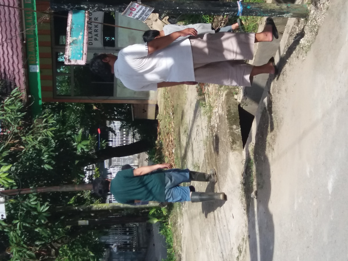 Pembersihan bahu jalan pertigaan sentosa dalam 2