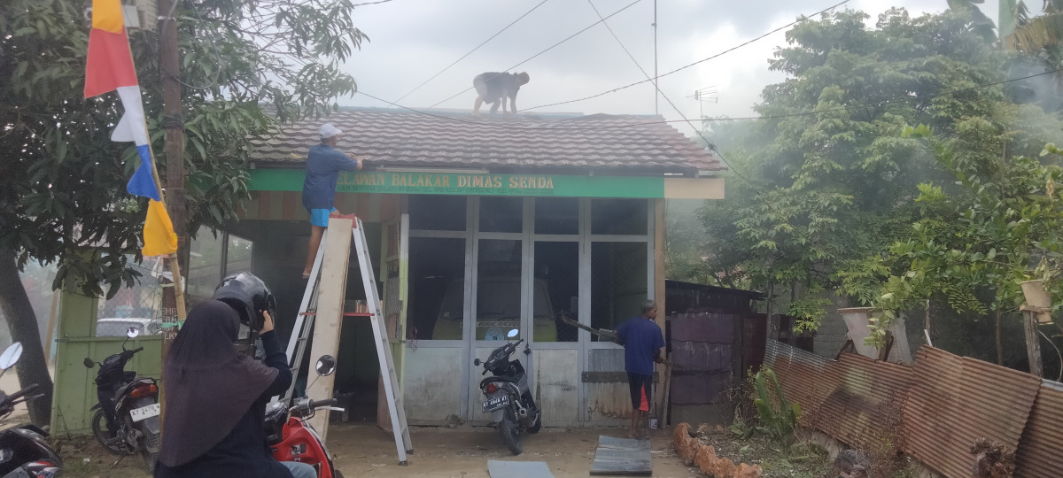Perbaikan atap posko RT 82