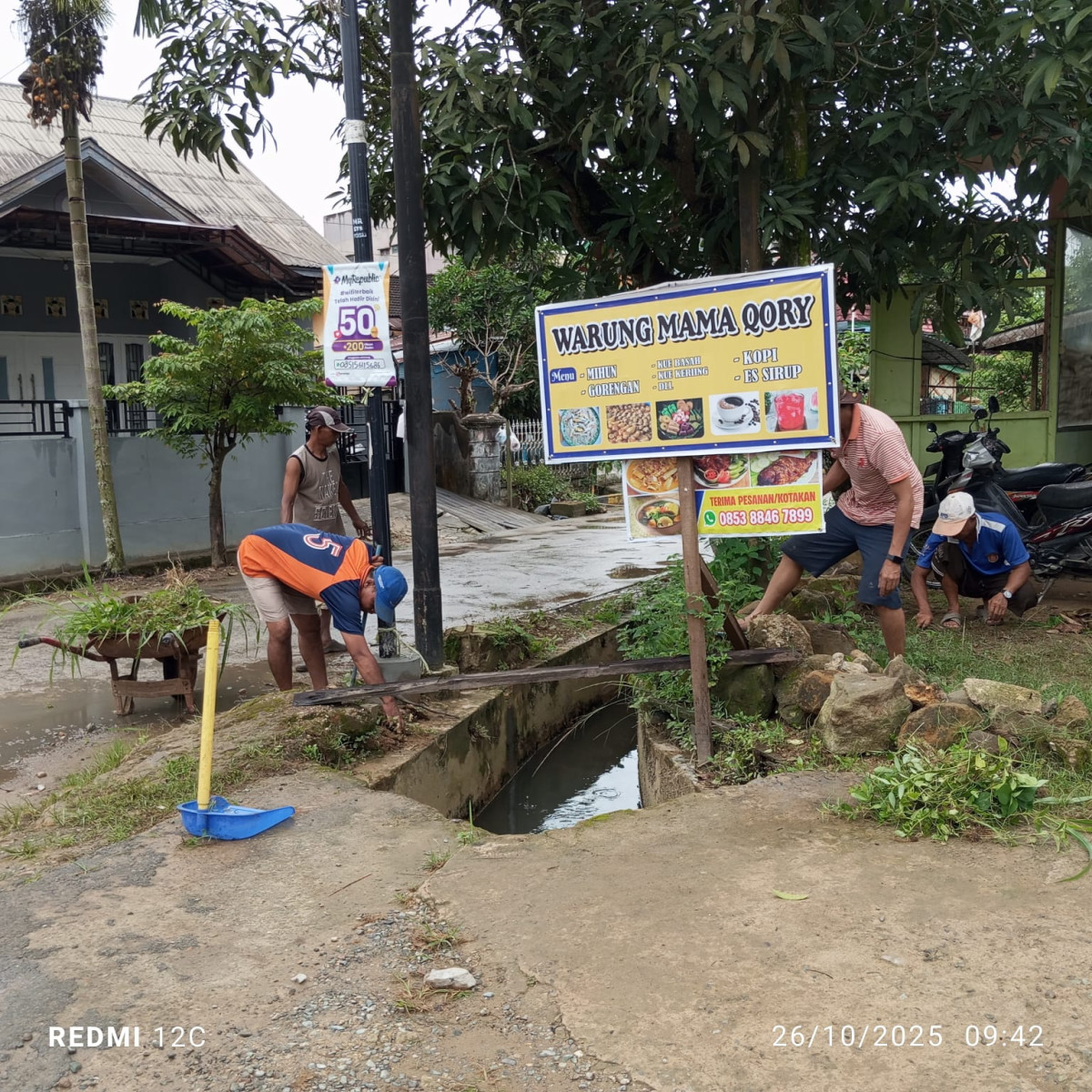 Lanjutan pembersihan parit dan taman