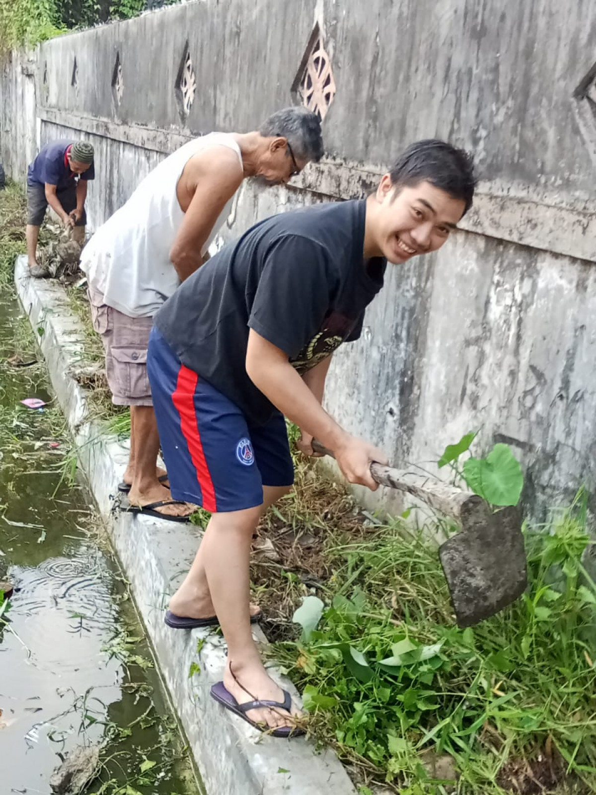 Membersihkan parit