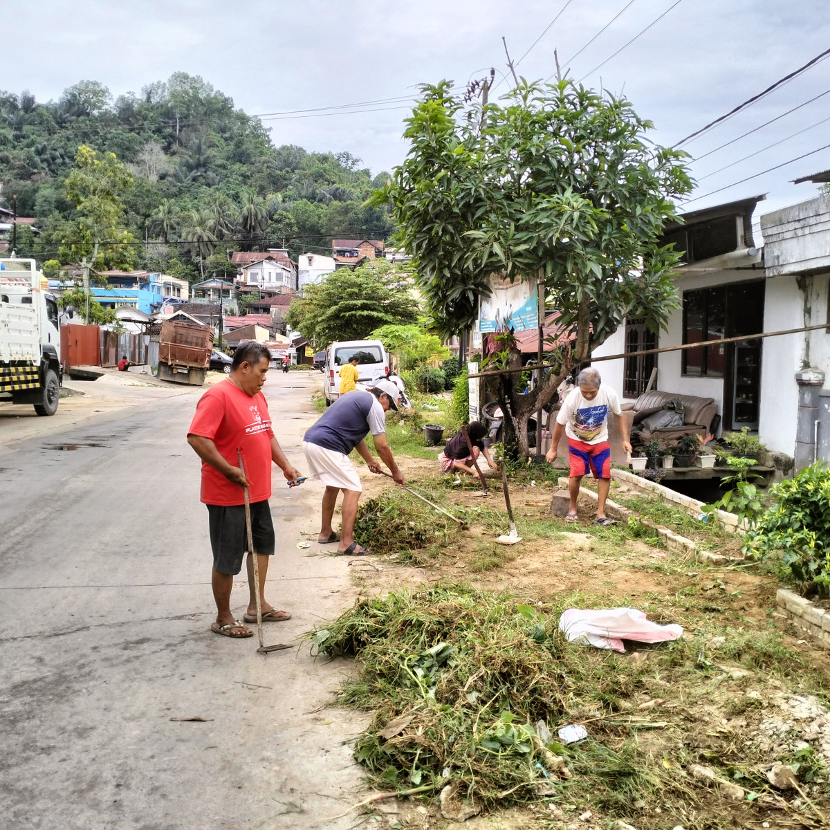 Pembersihan rumput liar di pinggirjalan