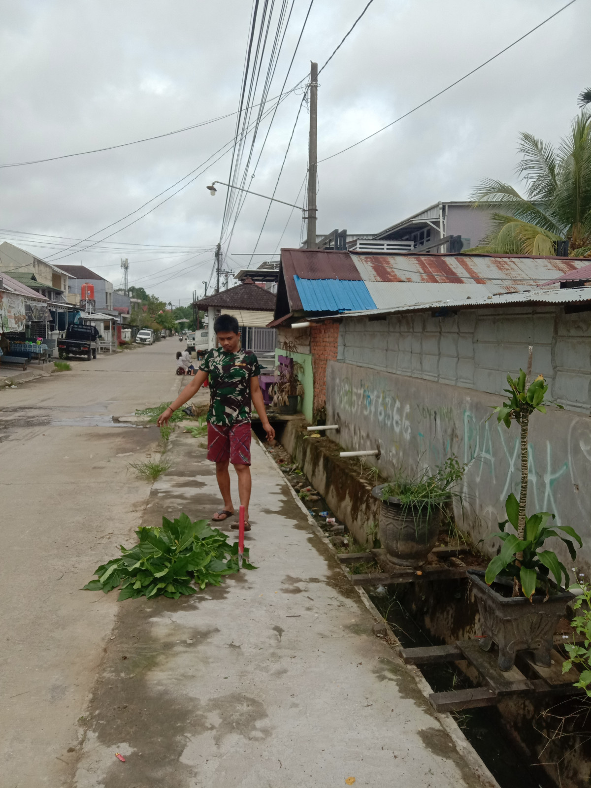 membersihkan rumput2 dibelakang SD dan membersihkan rumput2 dirumah2 dan tanah2 kosongn
