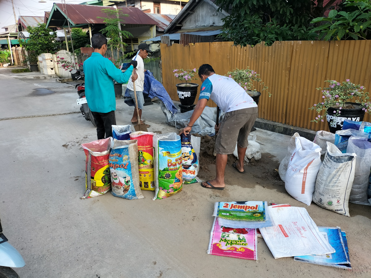 kerja bakti membersihkan parit dan halaman rumah masing-masing
