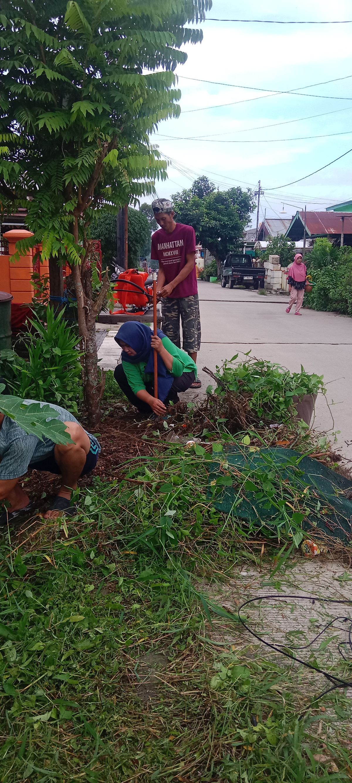 Gotong royong membersihkan rumput