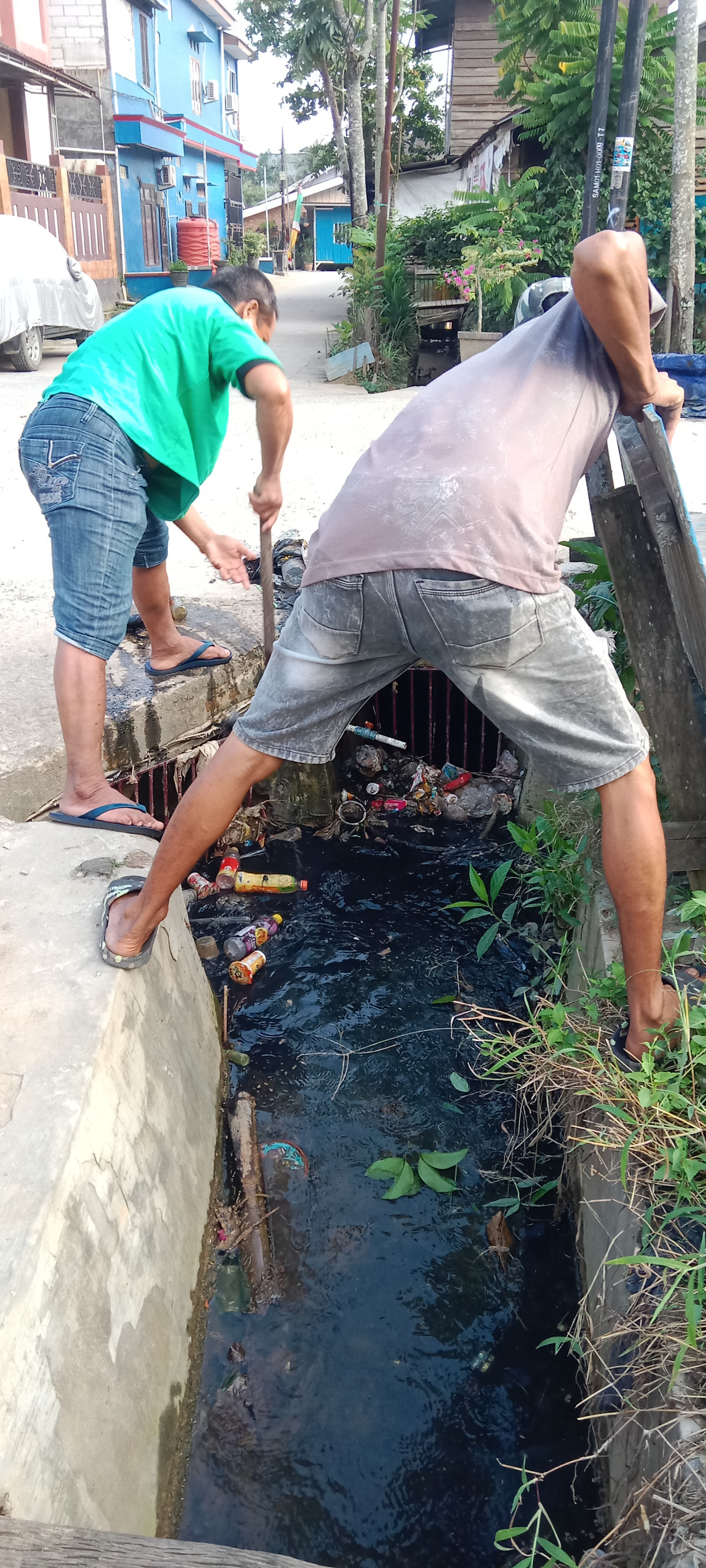 Membersihkan sampah paret