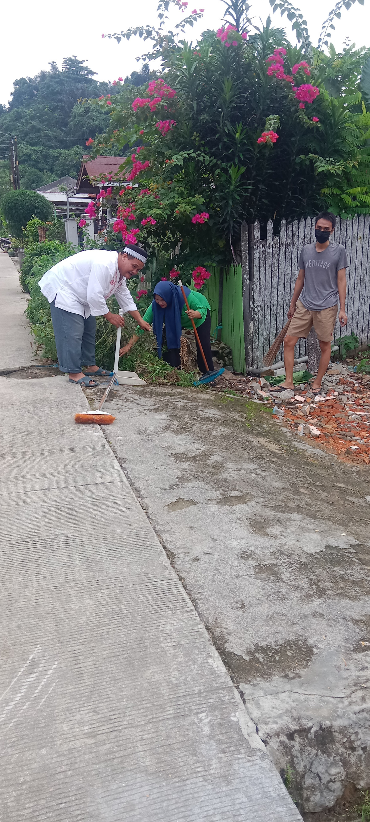 Gotong royong membersihkan rumput