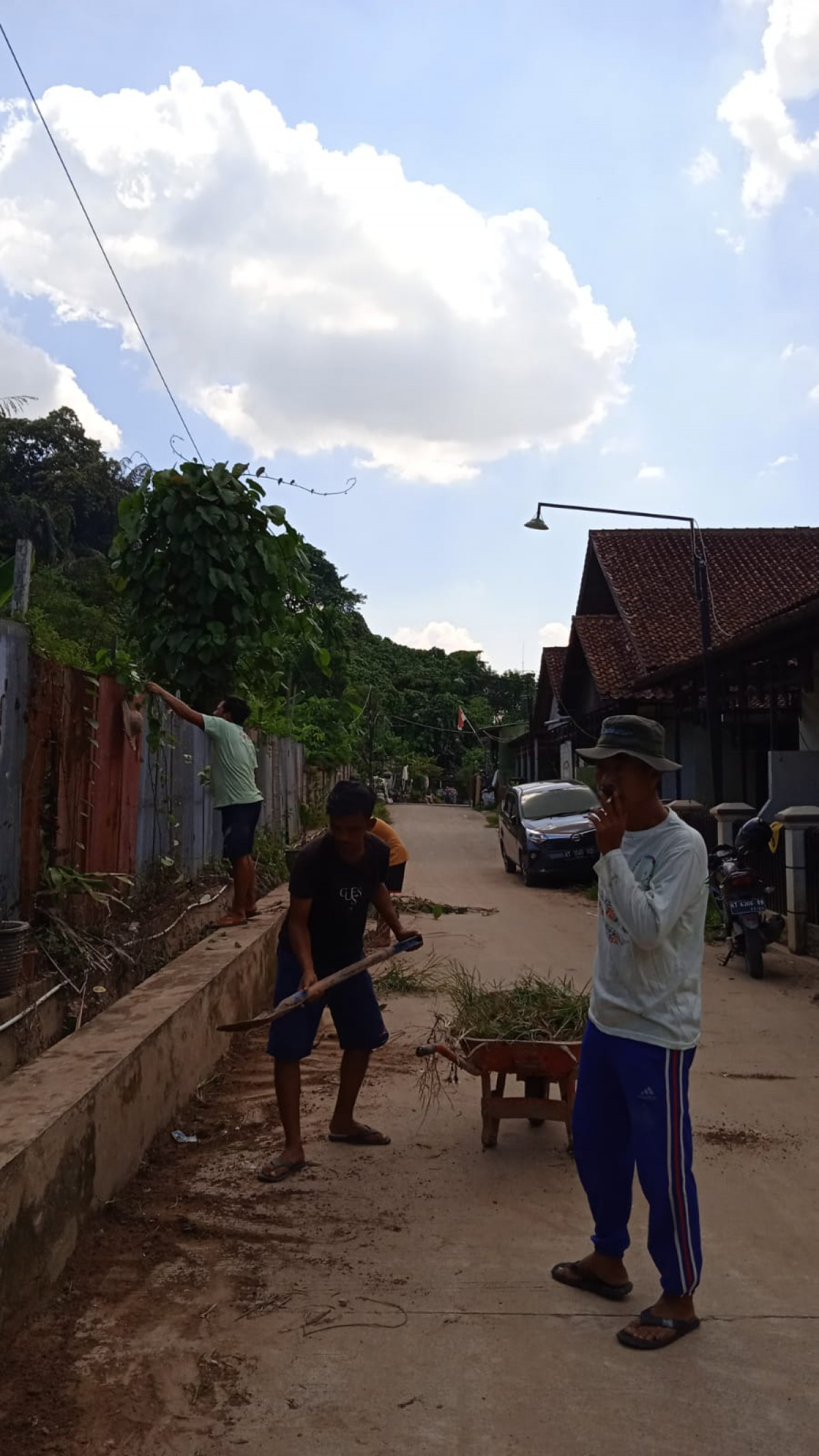 Membersihkan jalanan