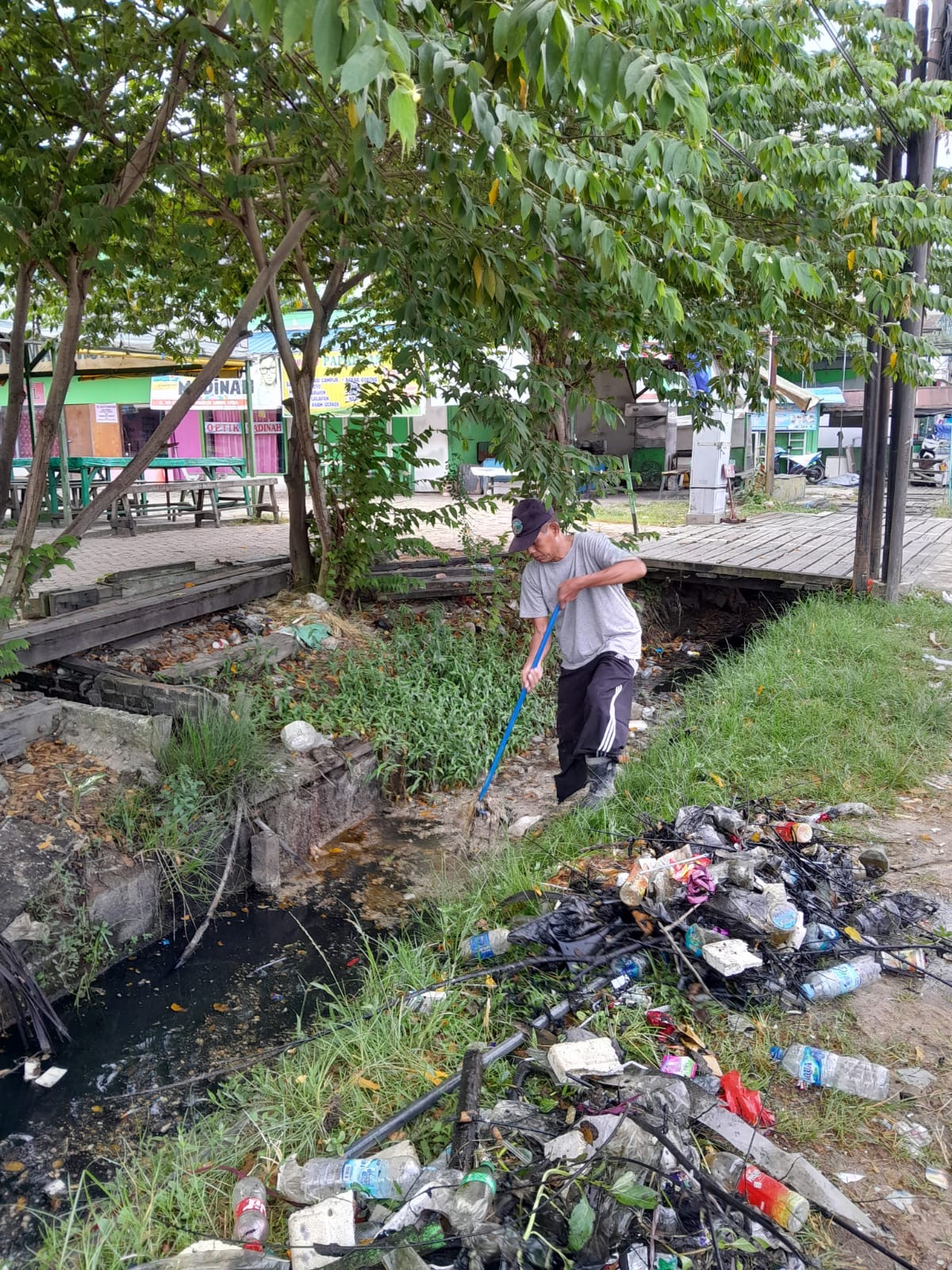 Membersihkan sampah di halaman