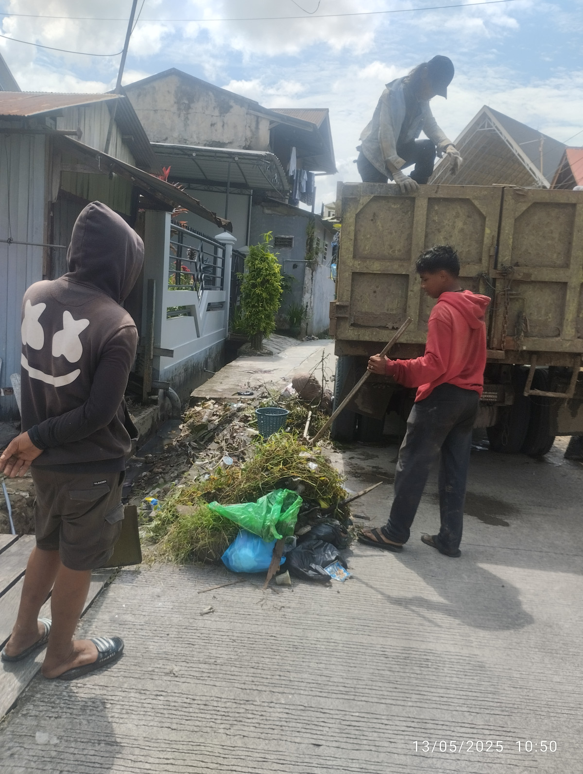 Kegiatan gontong royong dan kerja bakti membersihkan lungkungan dan parit jln.merdeka gg.otok rt 96i membersihkan lingkungan dan parit jln.merdeka gg. Otok