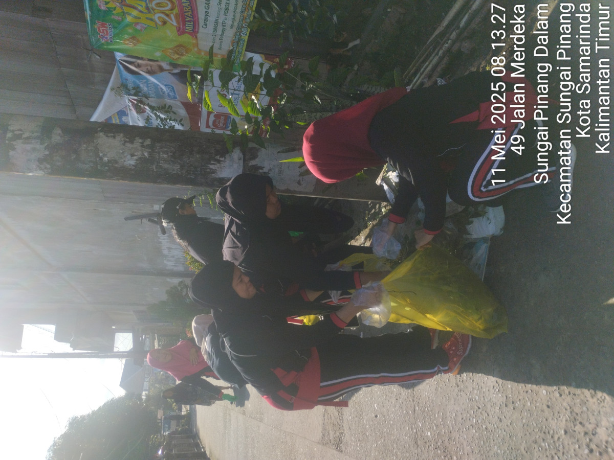 Kegiatan gontong royong di lingkungan Rt.96 jln.merdeka gg.otok